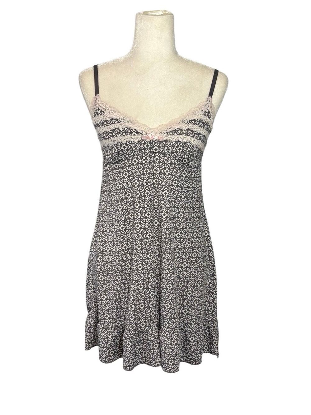 Marilyn Monroe Intimates gray and white patterned short nightgown with lace - M